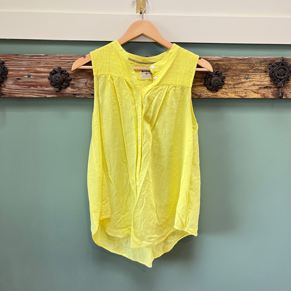 Holding Horses Yellow Sleeveless Smocked Button Front Blouse Top XS Rayon